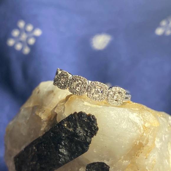 Diamond Halo Cluster Ring 1/4 ct. in 10k Gold - Picture 4 of 12